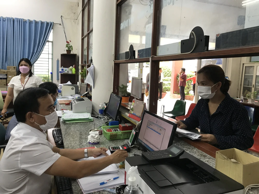 Ban Tổ chức Trung ương hướng dẫn về việc xác định trình độ lý luận chính trị-can-bo-phuong-giai-quyet-ho-so-cho-dan.jpg