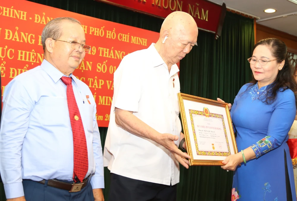 Đảng ủy Khối Dân – Chính – Đảng TP.HCM trao huy hiệu cho 10 đảng viên dịp 19-5 ảnh 1