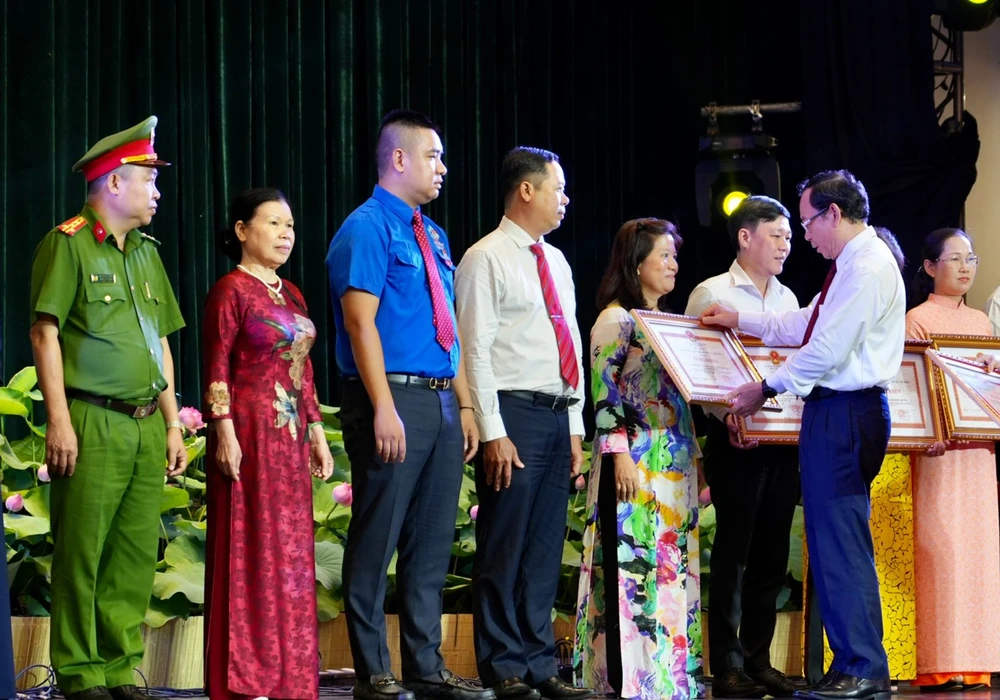 Bí thư Thành ủy TP.HCM Nguyễn Văn Nên trao bằng khen cho cá nhân, tập thể xuất sắc trong học tập và làm theo tư tưởng, đạo đức, phong cách Hồ Chí Minh. Ảnh: THANH TUYỀN