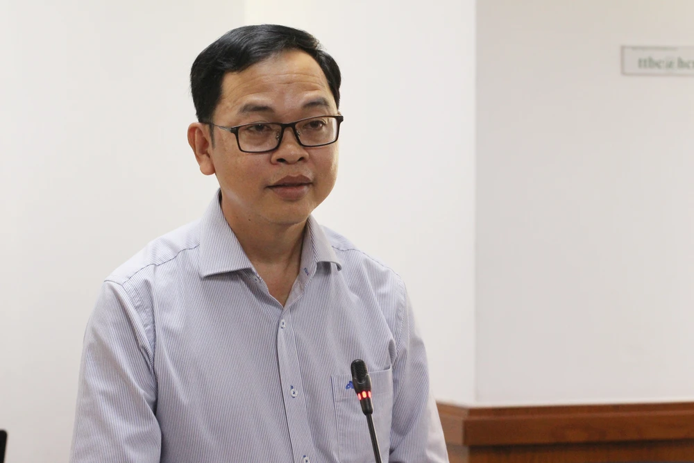 Phó Cục trưởng Cục thống kê TP.HCM Trần Phước Tường thông tin về tình hình kinh tế TP.HCM trong quý II. Ảnh: NGUYỄN NHÂN