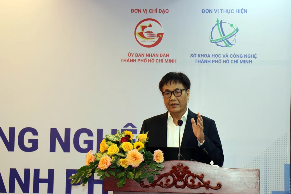 GS.TS Nguyễn Trọng Hoài cùng thảo luận với các đại biểu tham dự