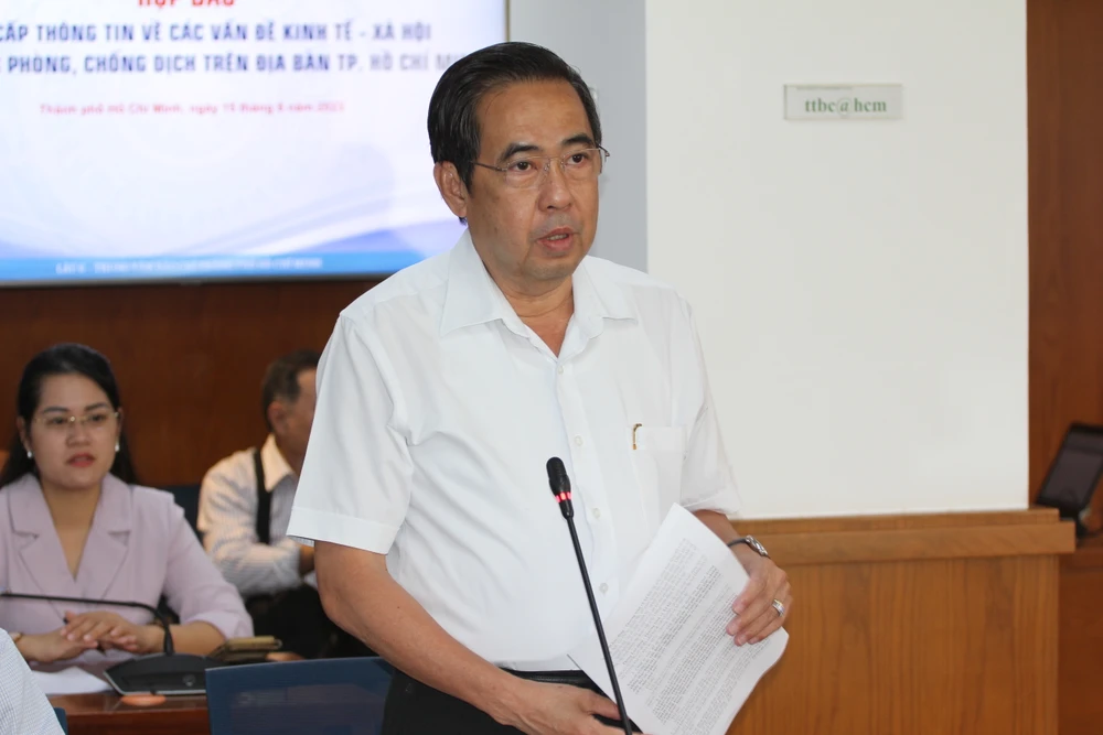 Phó Giám đốc Sở LĐ-TB&XH TP.HCM Nguyễn Văn Lâm trả lời tại họp báo. Ảnh: NGUYỄN NHÂN