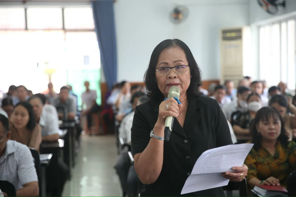 Cử tri huyện Hóc Môn nêu ý kiến tại hội nghị. Ảnh: THANH THUỲ