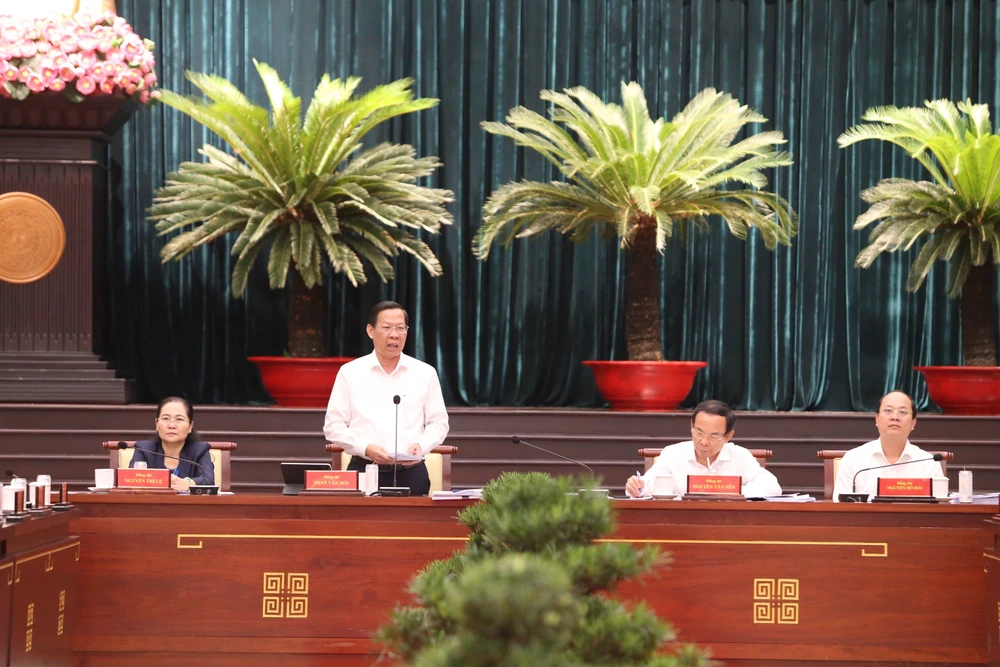 Chủ tịch Phan Văn Mãi trao đổi một số nội dung tại hội nghị. Ảnh: THANH THUỲ