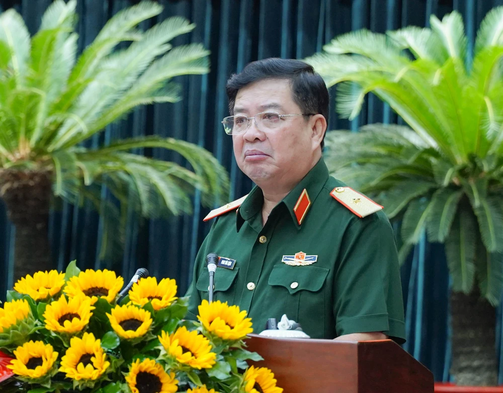 Thiếu tướng Phan Văn Xựng tham luận tại hội thảo. Ảnh: T.THUỲ