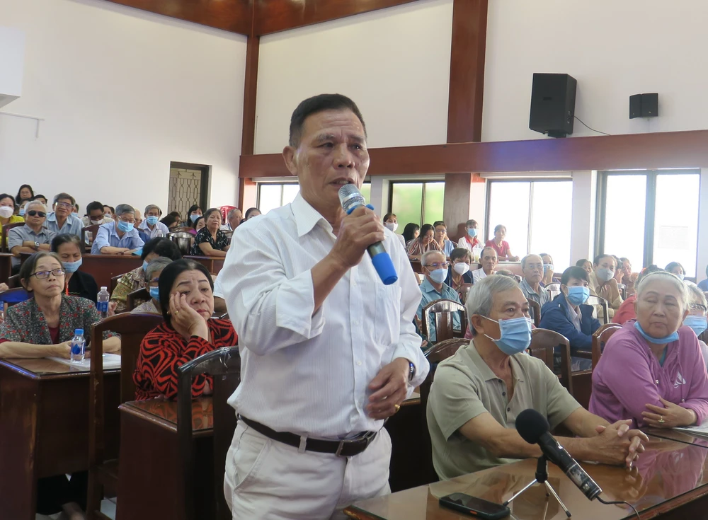 Cử tri quận 11 nêu ý kiến tại buổi tiếp xúc. Ảnh: THANH THUỲ