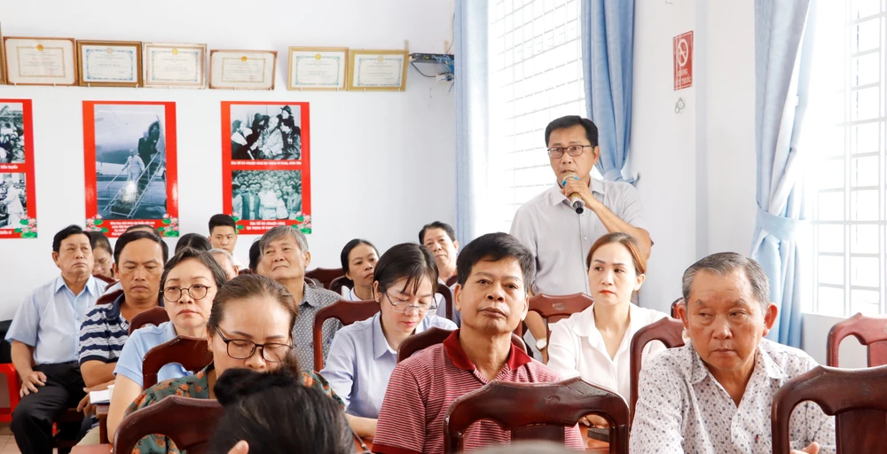 Cử tri nêu ý kiến tại buổi tiếp xúc. Ảnh: THANH THUỲ