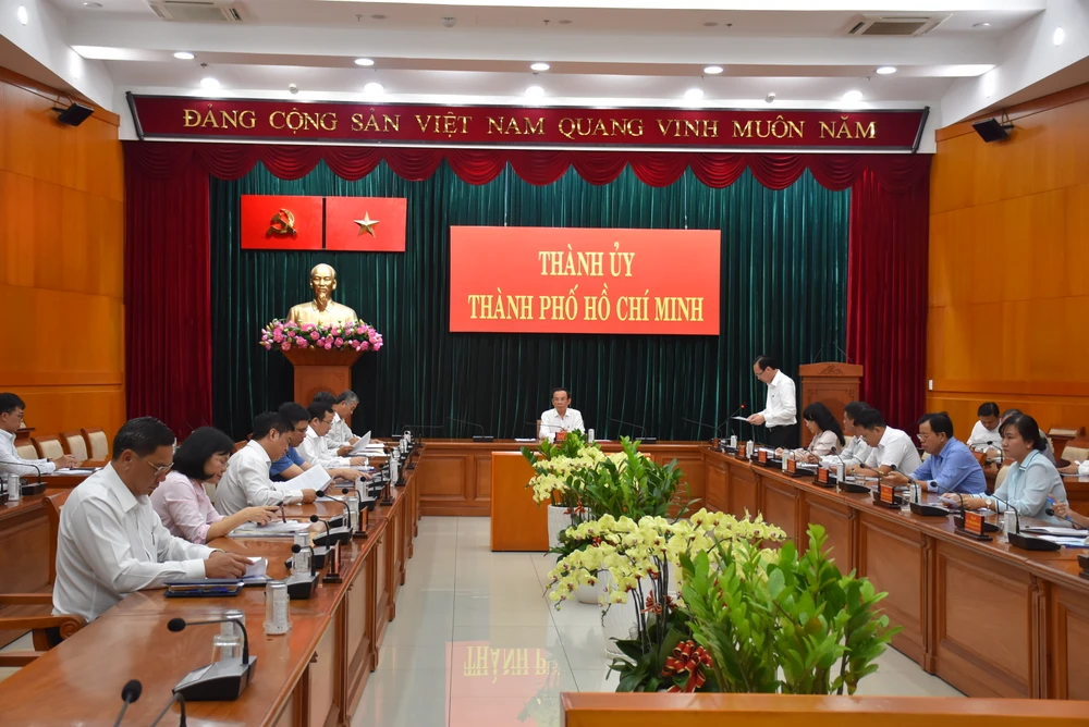 Mỗi cán bộ, công chức Ban Nội chính Thành ủy TP.HCM không ngừng nâng cao bản lĩnh chính trị, củng cố niềm tin vào sự lãnh đạo, chỉ đạo quyết liệt của Đảng, Nhà nước. Ảnh: PV