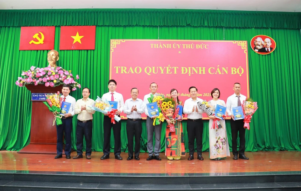 Lãnh đạo TP Thủ Đức trao quyết định nhân sự cho các nhân sự tại ba trung tâm mới được thành lập thí điểm. Ảnh: THANH THUỲ