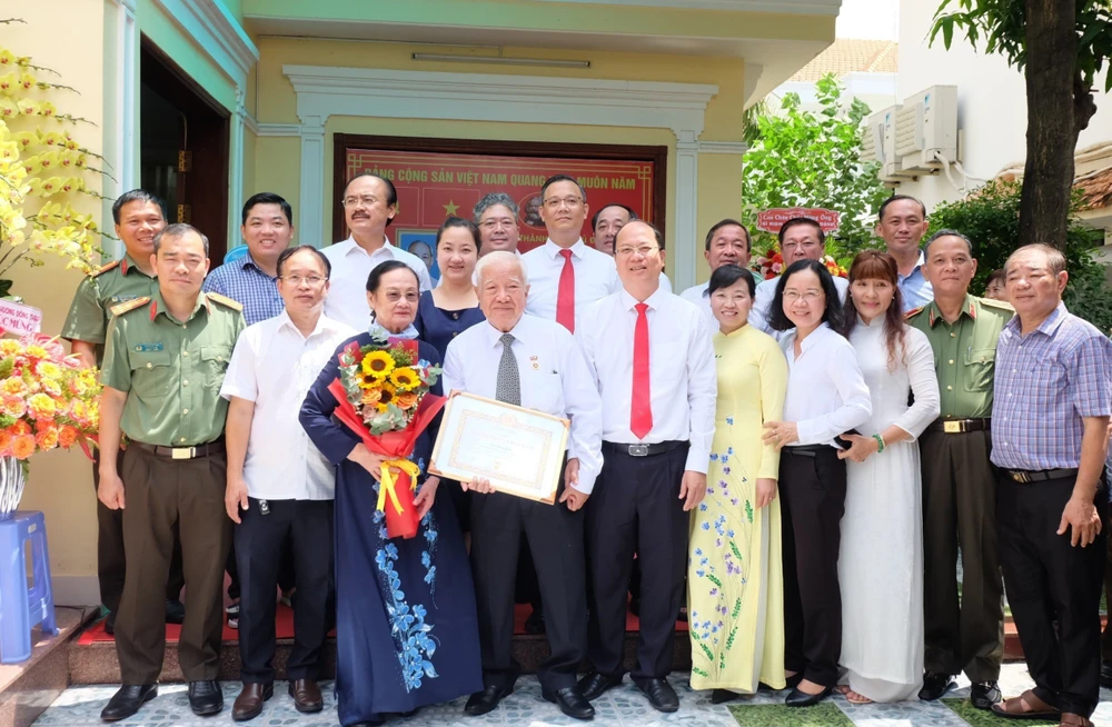 Nguyên Thứ trưởng Bộ Công an nhận Huy hiệu 65 năm tuổi Đảng ảnh 2 Nguyên Thứ trưởng Bộ Công an nhận Huy hiệu 65 năm tuổi Đảng ảnh 2