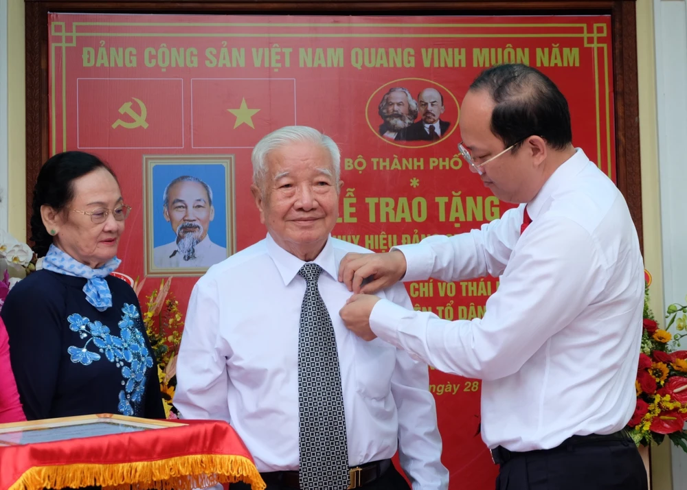 Nguyên Thứ trưởng Bộ Công an nhận Huy hiệu 65 năm tuổi Đảng ảnh 1 Nguyên Thứ trưởng Bộ Công an nhận Huy hiệu 65 năm tuổi Đảng ảnh 1