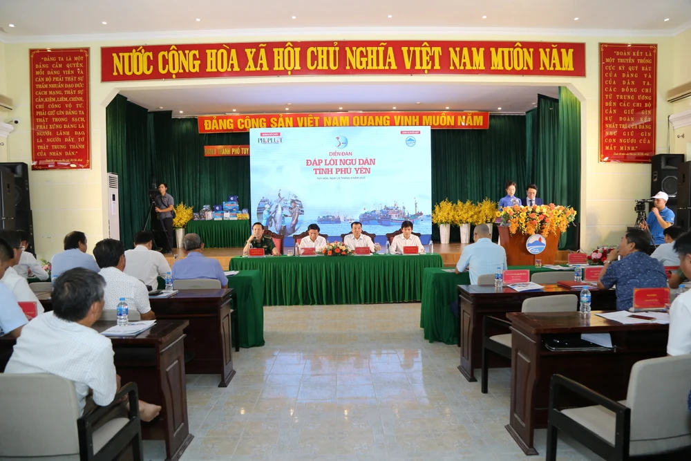 Toàn cảnh chương trình "Đáp lời ngư dân". Ảnh: HOÀNG GIANG