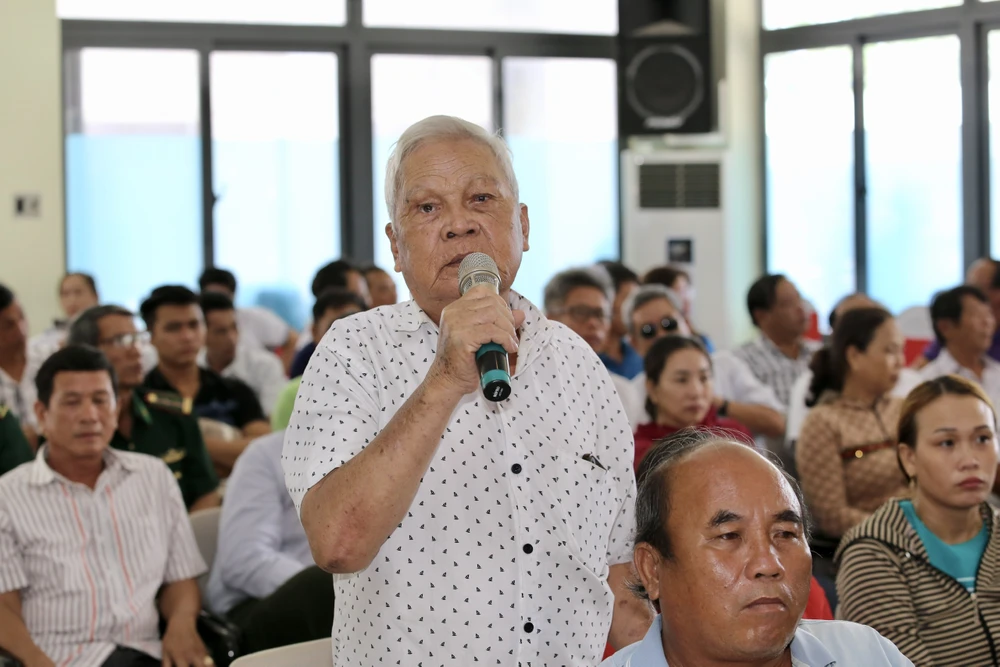 Ngư dân đặt câu hỏi tại chương trình. Ảnh: HOÀNG GIANG