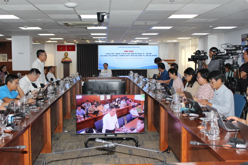 Cuộc họp báo về tình hình kinh tế- xã hội TP.HCM, chiều 7-9. Ảnh: THÀNH NHÂN