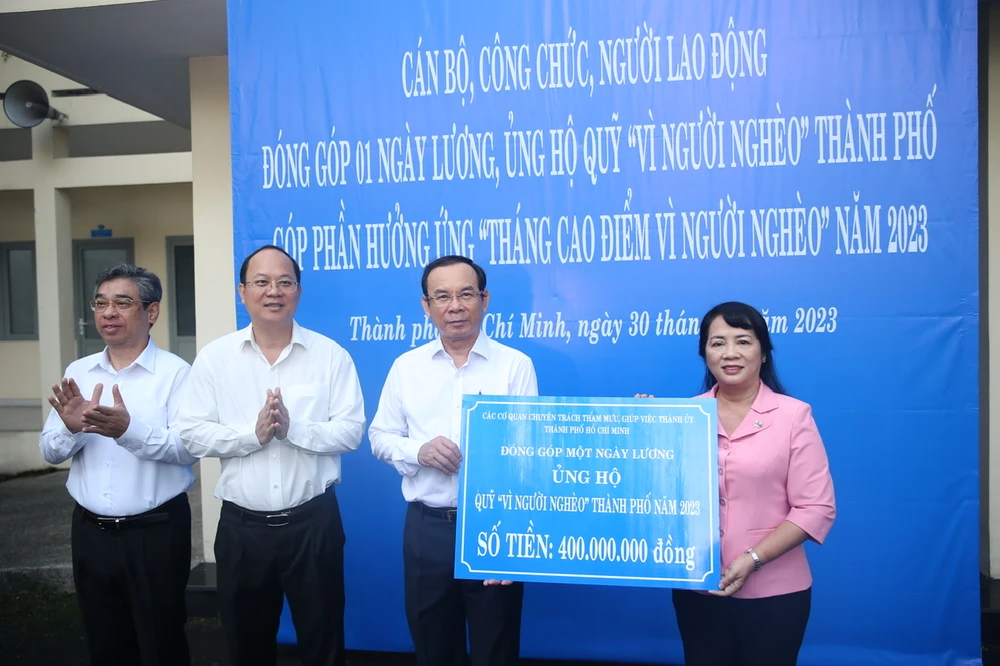 thanh-uy-tphcm-quyen-gop-vi-nguoi-ngheo.jpg