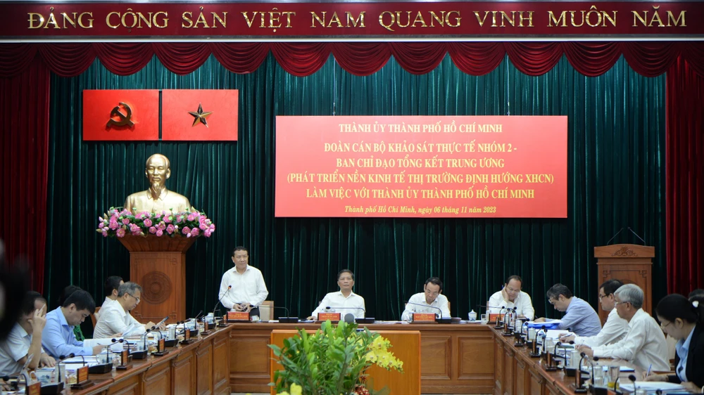 tong-ket-40-nam-kinh-te-XHCN-TPHCM (2).jpg