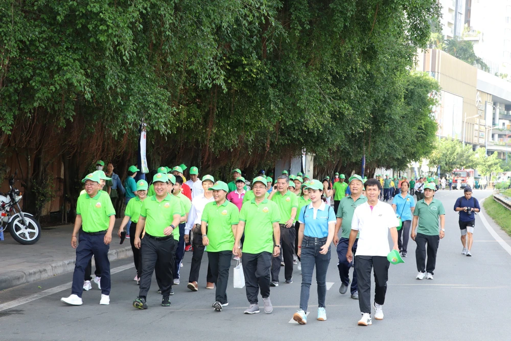 TP Thủ Đức: Đi bộ ven sông Sài gòn, góp hơn 18 tỉ đồng ủng hộ người nghèo- tp-thu-duc-di-bo-ung-ho-nguoi-ngheo-18-ty-dong