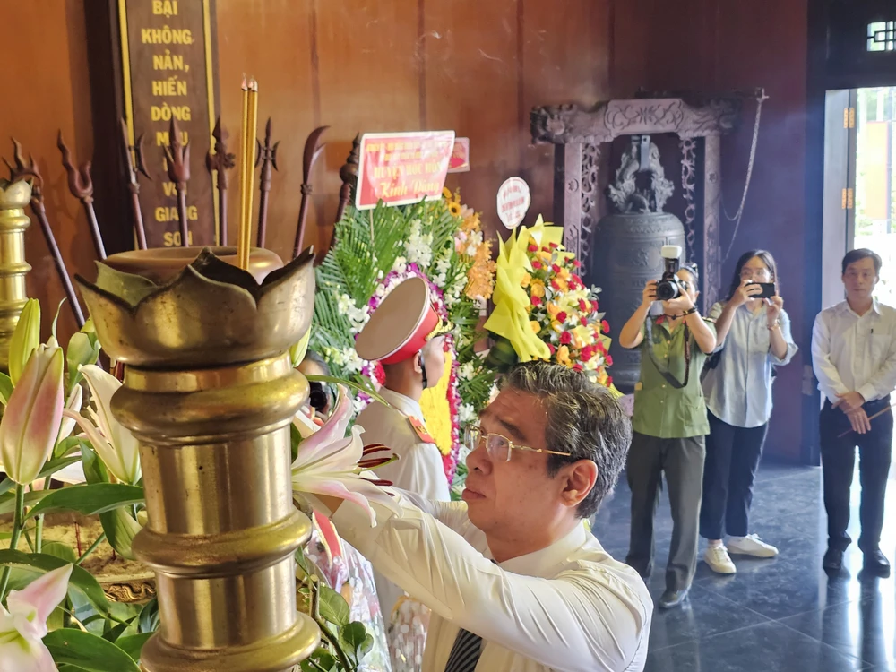 Lãnh đạo TP.HCM dâng hương, dâng hoa tri ân anh hùng, liệt sĩ trong cuộc Khởi nghĩa Nam Kỳ- lanh-dao-tphcm-dang-huong-ngay-nam-ky-khoi-nghia (2)