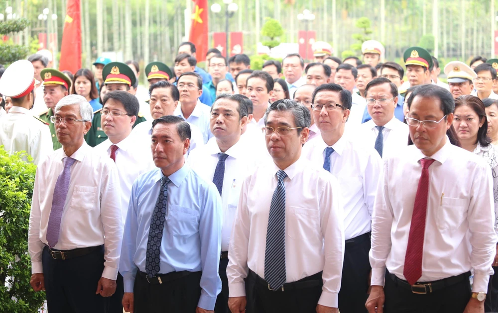 Lãnh đạo TP.HCM dâng hương, dâng hoa tri ân anh hùng, liệt sĩ trong cuộc Khởi nghĩa Nam Kỳ- lanh-dao-tphcm-dang-huong-ngay-nam-ky-khoi-nghia