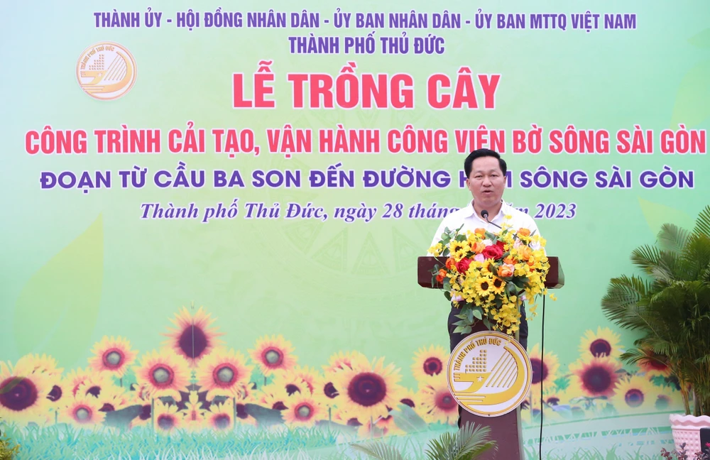 TP Thủ Đức phát động trồng cây với điểm nhấn 15.000 cây hướng dương dọc bờ sông Sài Gòn -thu-duc-trong-cay-doc-song-SG