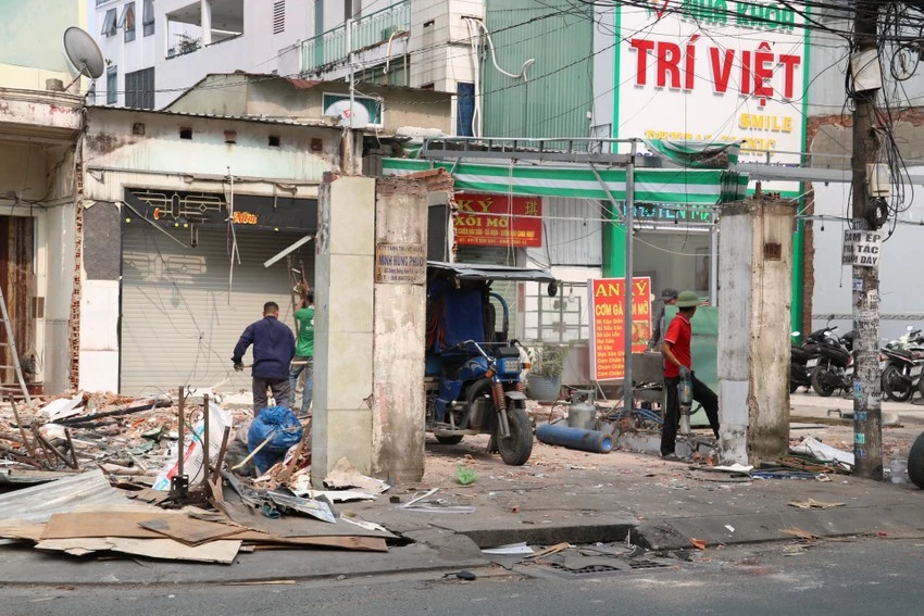 Dự án mở rộng đường Dương Quảng Hàm: Có 235 hộ dân đã bàn giao mặt bằng-nguoi-dan-duong-duong-quang-ham-giao-mat-bang-cho-du-an