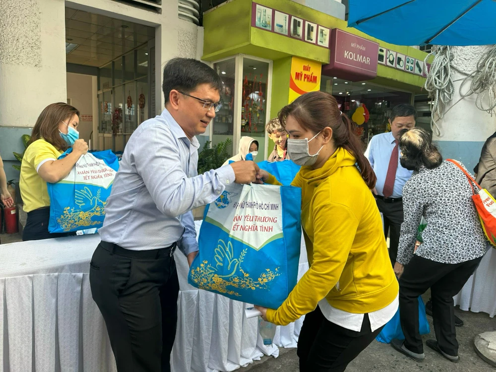 TP.HCM trao 70.000 phần quà Tết ý nghĩa cho phụ nữ, trẻ em có hoàn cảnh khó khăn-70000-phan-qua-cho-tre-em-phu-nu-kho-khan-tphcm (2).jpg