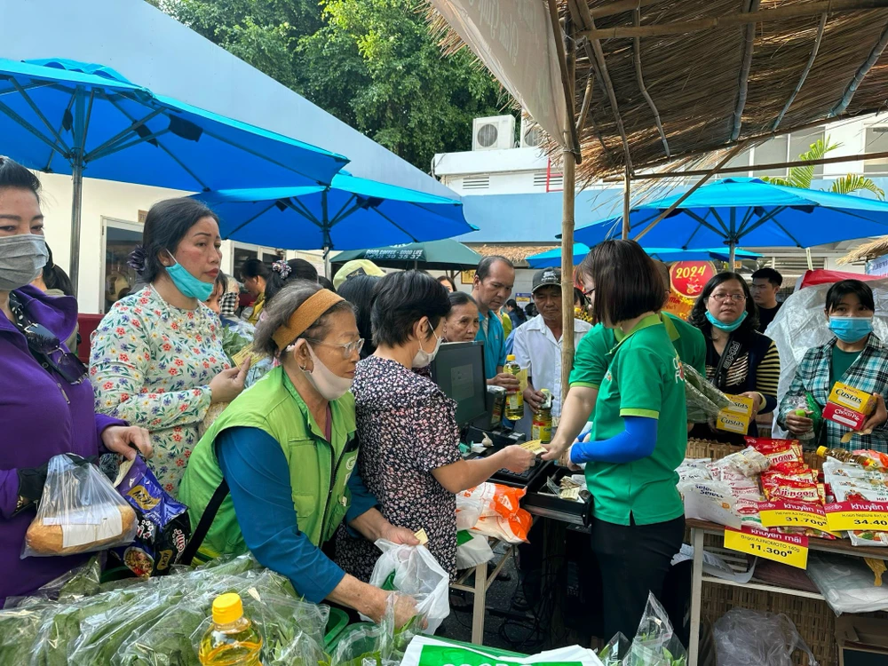 TP.HCM trao 70.000 phần quà Tết ý nghĩa cho phụ nữ, trẻ em có hoàn cảnh khó khăn-70000-phan-qua-cho-tre-em-phu-nu-kho-khan-tphcm (4).jpg