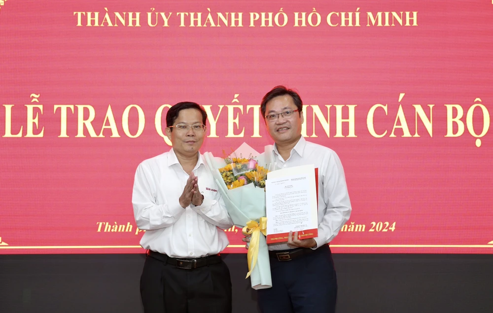 Ông Lê Cao Cường làm Phó Tổng biên tập Báo Người Lao Động -thanh-uy-tphcm-trao-nhan-su-bao-nguoi-lao-dong (2).jpg