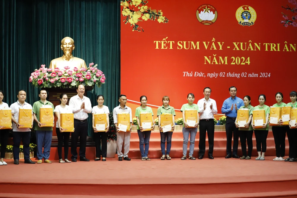 Chủ tịch nước chia sẻ với công nhân, người lao động khó khăn, không thể về quê dịp Tết-chu-tich-nuoc-tang-qua-tai-thu-duc (2).jpg