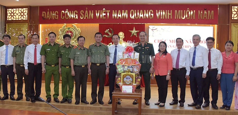 Đoàn cán bộ Thành ủy, HĐND, UBND, Ủy ban MTTQ Việt Nam TP.HCM do Bí thư Thành ủy TP.HCM Nguyễn Văn Nên làm trưởng đoàn đến thăm cán bộ, chiến sĩ-Bi-thu-nguyen-van-nen-tham-cong-an-tphcm-tet-nguyen-dan-.jpg