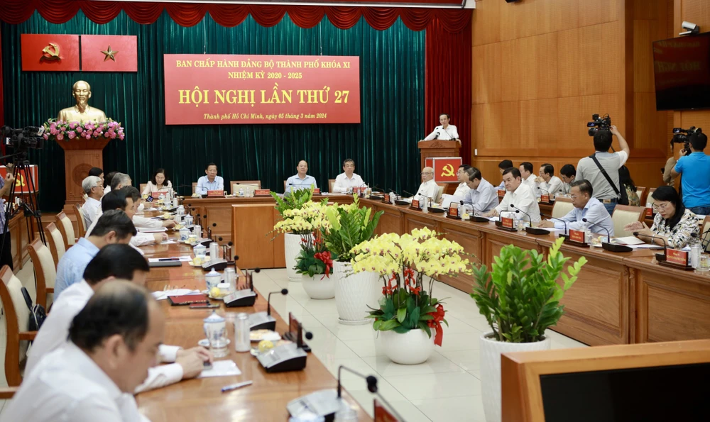 Ban Chấp hành Đảng bộ TP.HCM bổ sung 5 Thành uỷ viên -trao-quyet-dinh-nhan-su-ban-chap-hanh-dang-bo-tphcm (4).jpg