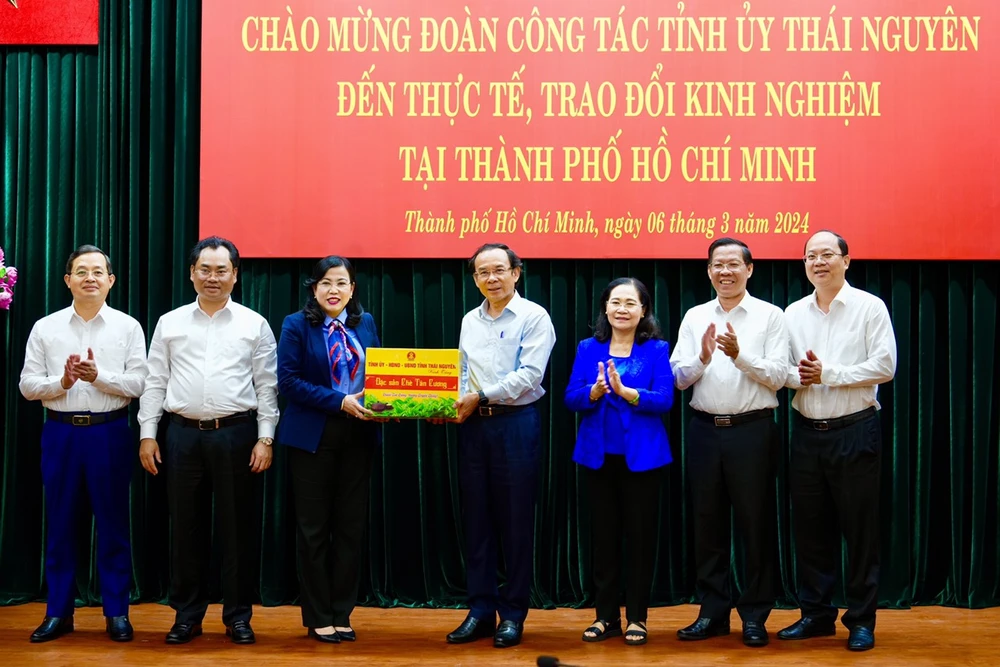 Lãnh đạo TP.HCM trao quà tặng cho đoàn công tác tỉnh Thái Nguyên. Ảnh: THANH THUỲ-TPHCM-trao-doi-kinh-nghiem-ve-co-che-dac-thu-voi-thai-nguyen (2).jpg
