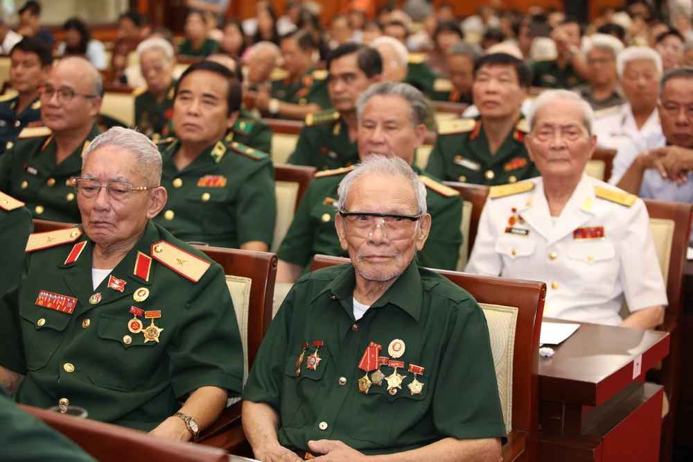 Nguyên lãnh đạo Đảng, Nhà nước và TP.HCM họp mặt 70 năm chiến thắng Điện Biên Phủ và thống nhất đất nước-ki-niem-70-nam-chien-thang-dien-bien-phu-49-nam-thong-nhat-dat-nuoc-tphcm-hop-mat (4).jpg