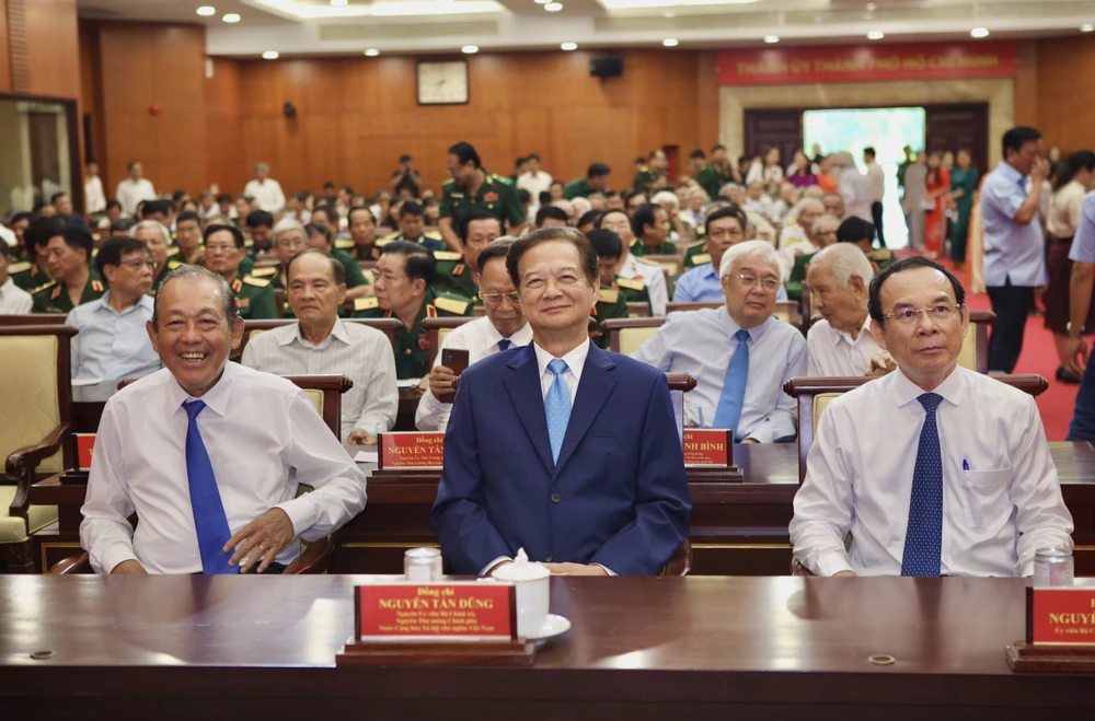 Nguyên lãnh đạo Đảng, Nhà nước và TP.HCM họp mặt 70 năm chiến thắng Điện Biên Phủ và thống nhất đất nước-ki-niem-70-nam-chien-thang-dien-bien-phu-49-nam-thong-nhat-dat-nuoc-tphcm-hop-mat (7).jpg