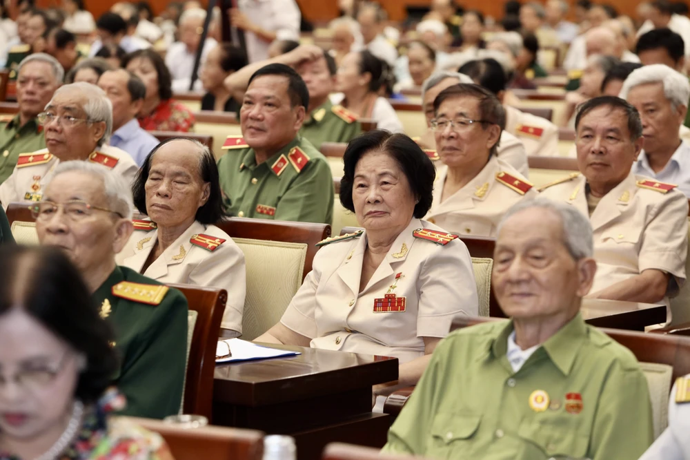 Nguyên lãnh đạo Đảng, Nhà nước và TP.HCM họp mặt 70 năm chiến thắng Điện Biên Phủ và thống nhất đất nước-ki-niem-70-nam-chien-thang-dien-bien-phu-49-nam-thong-nhat-dat-nuoc-tphcm-hop-mat (9).jpg