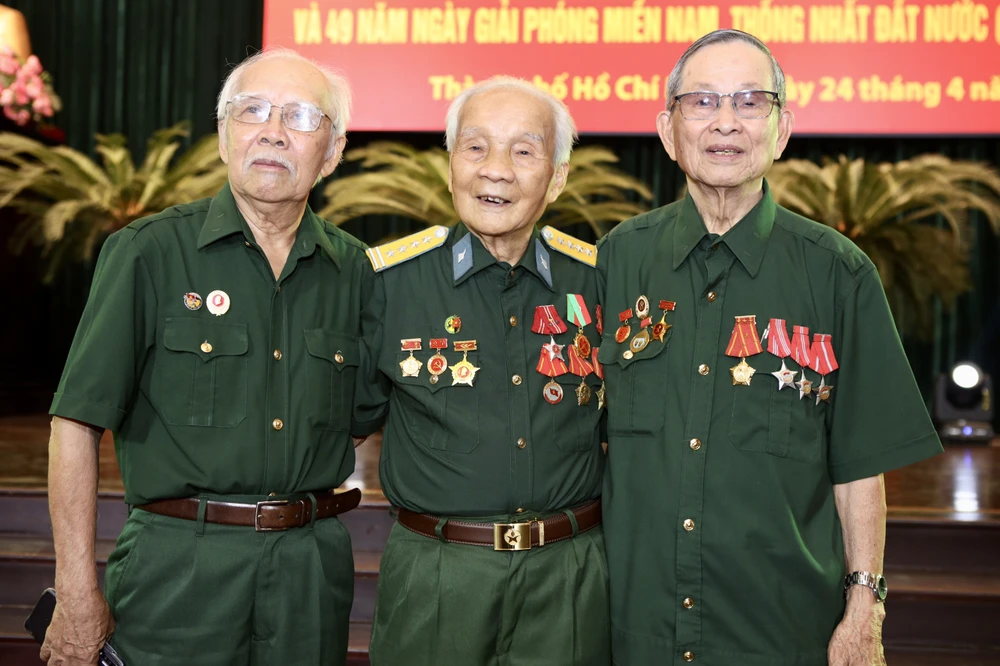 TP.HCM nối gót thế hệ cha anh, năng động, sáng tạo để hội nhậpki-niem-70-nam-chien-thang-dien-bien-phu-49-nam-thong-nhat-dat-nuoc-tphcm-hop-mat (15)1.jpg