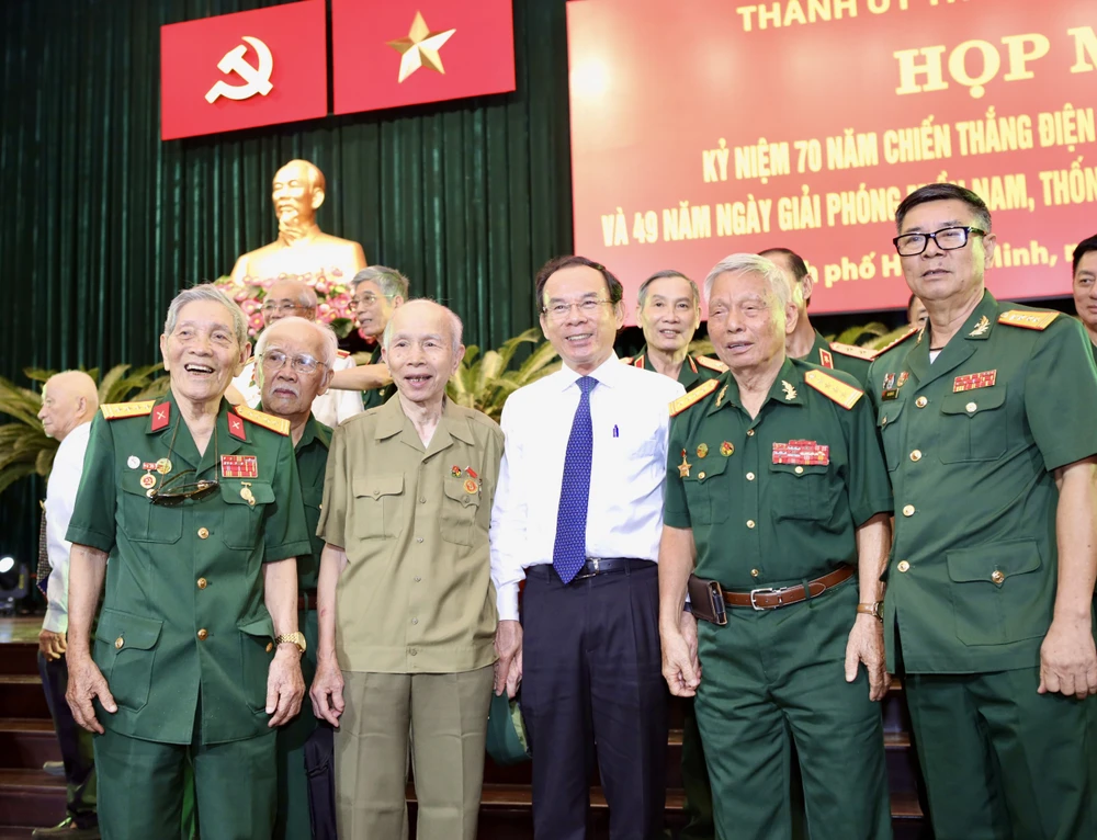 TP.HCM nối gót thế hệ cha anh, năng động, sáng tạo để hội nhậpki-niem-70-nam-chien-thang-dien-bien-phu-49-nam-thong-nhat-dat-nuoc-tphcm-hop-mat (15).jpg