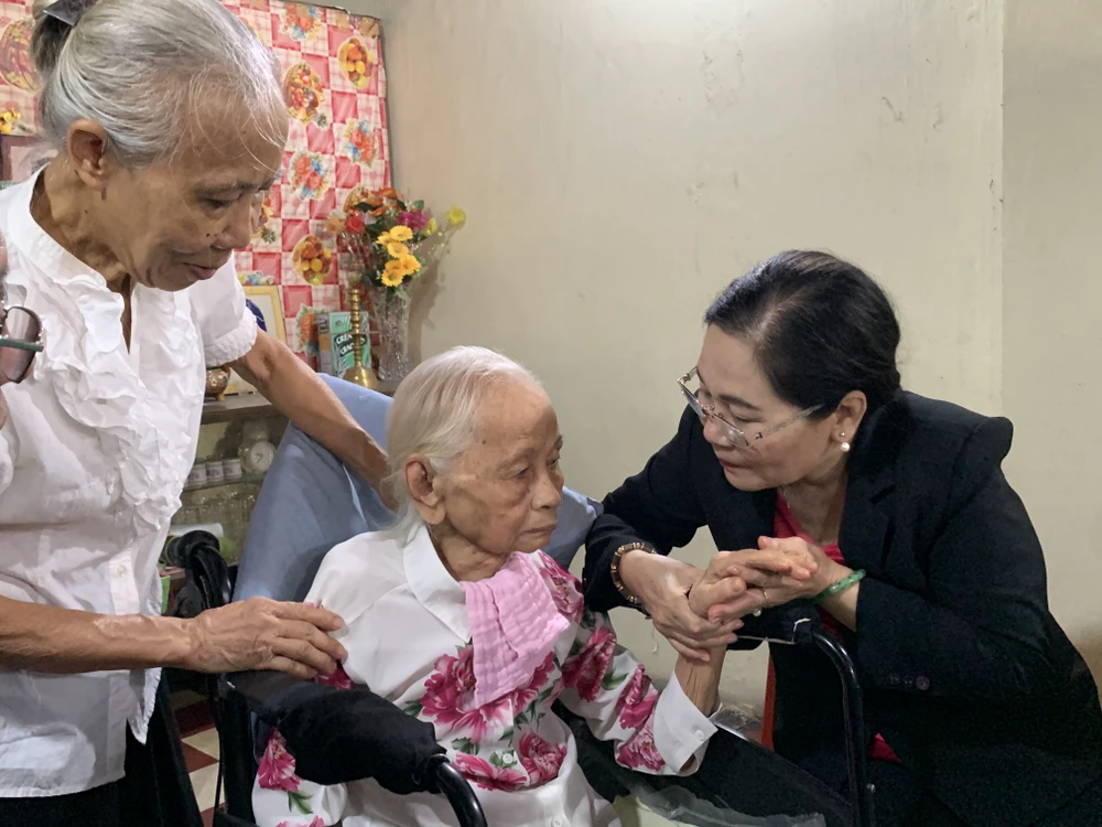 Chủ tịch HĐND TP.HCM Nguyễn Thị Lệ thăm các chiến sĩ Điện Biên Phủ