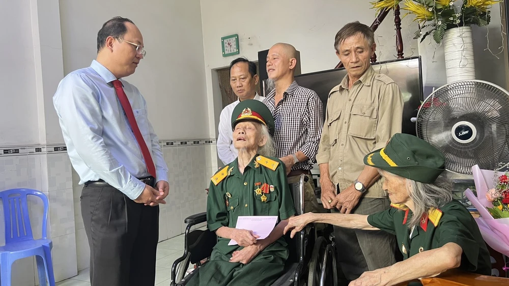 Lãnh đạo Thành uỷ TP.HCM thăm các chiến sĩ Điện Biên Phủ-lanh-dao-tphcm-tham-chien-si-dien-bien-phu.jpg