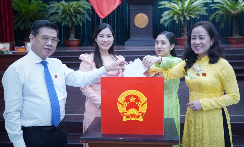 TP.HCM có hai tân Phó Chủ tịch UBND TP-hdnd-tphcm-bo-phieu-bau-nhan-su.jpg