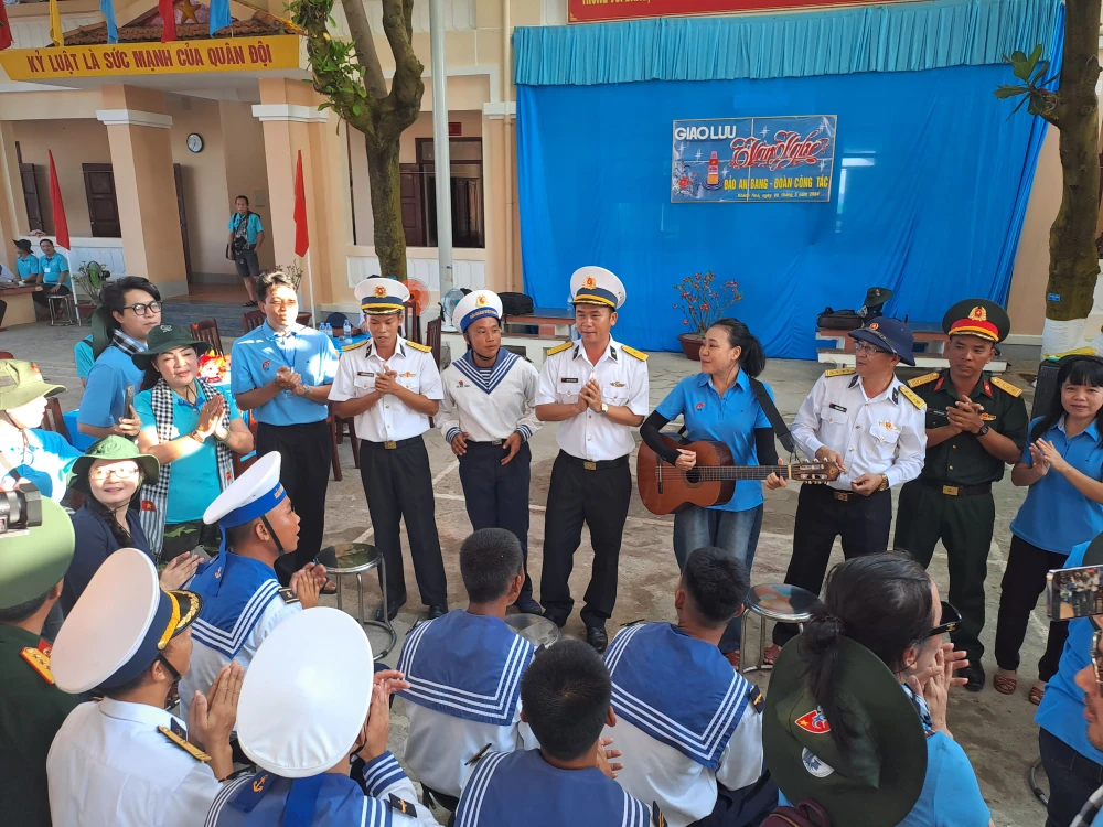 CLB “Vì Hoàng Sa- Trường Sa thân yêu': Hành trình 10 năm và chất keo đặc biệt nối biển-bờ gần nhau hơn-Truong-sa2.jpg