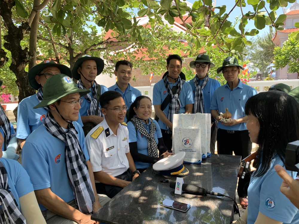 Vì Hoàng Sa- Trường Sa thân yêu