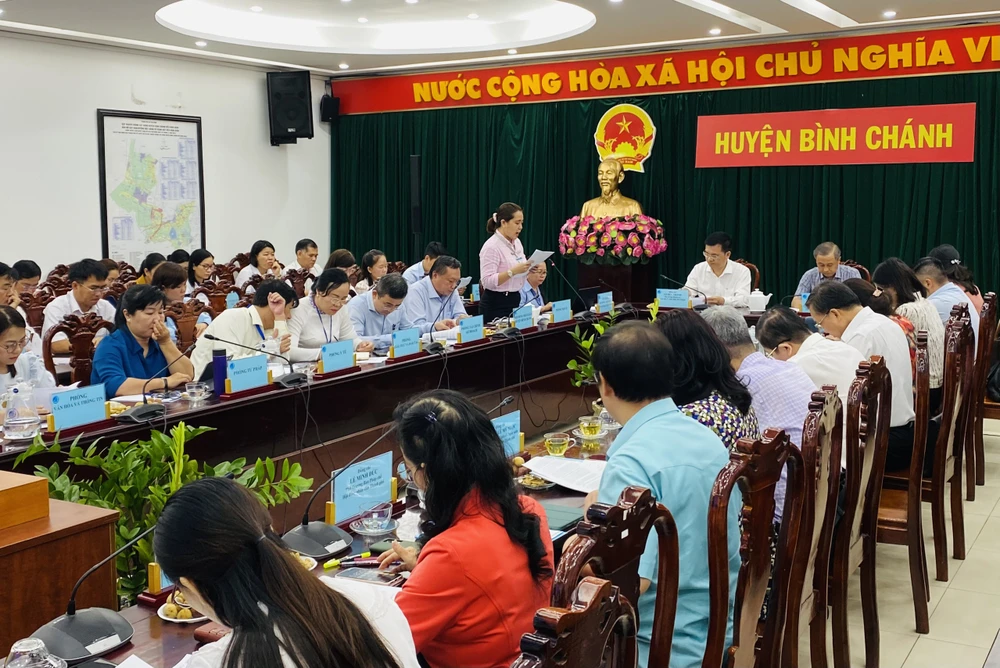 Cán bộ tại huyện Bình Chánh vẫn đang chịu áp lực công việc quá lớn-giam-sat-to-chuc-bo-may-cai-cach-hanh-chinh-binh-chanh.jpg