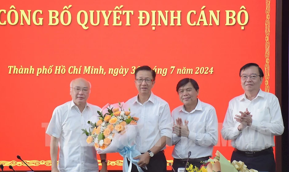 Bí thư Nguyễn Văn Nên trao quyết định nghỉ hưu cho ông Phạm Đức Hảibi-thu-nguyen-van-nen-trao-quyet-dinh-can-bo-ong-pham-duc (2).jpg