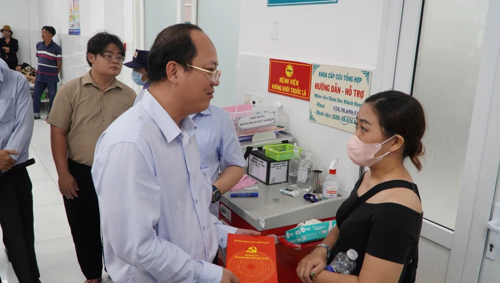 Lãnh đạo Thành ủy TP.HCM thăm, động viên nạn nhân vụ gãy nhánh cây trong công viên Tao Đà-gay-nhanh-cay-cong-vien-tao-dan (3).jpg