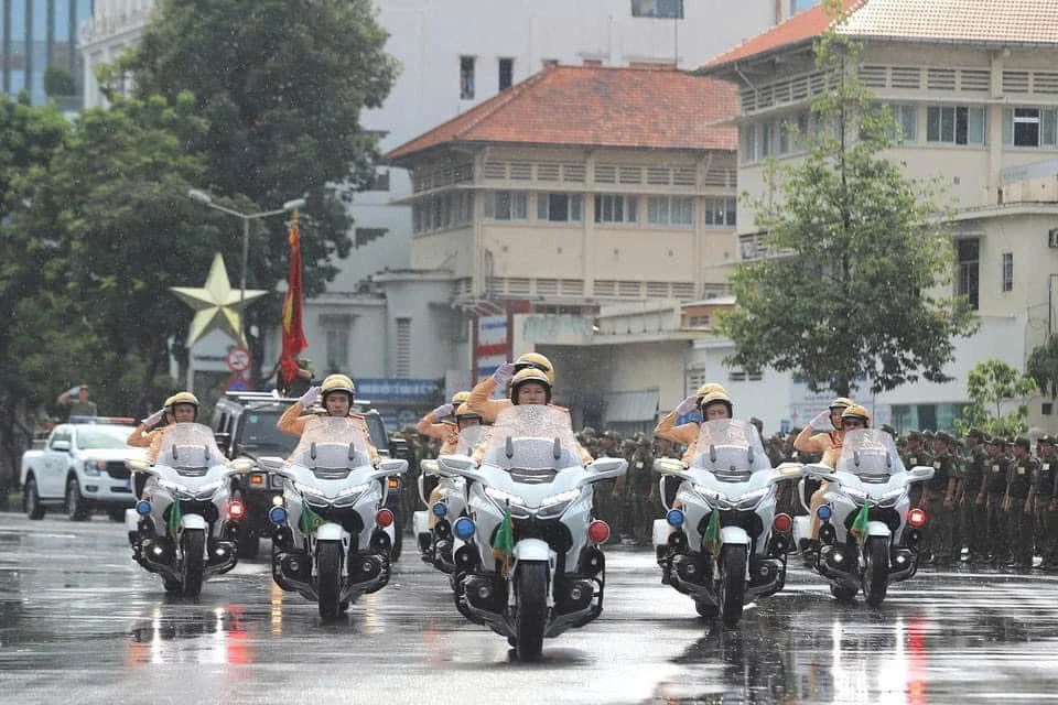 Những câu chuyện nghề của CSGT tuần tra - dẫn đoàn