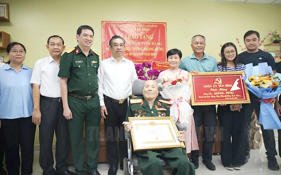 TP.HCM trao huy hiệu 80 năm tuổi Đảng cho nguyên Chánh Văn phòng Bộ Tham mưu Bộ Quốc phòng- huy-hieu-80-nam-tuoi-dang-jpg