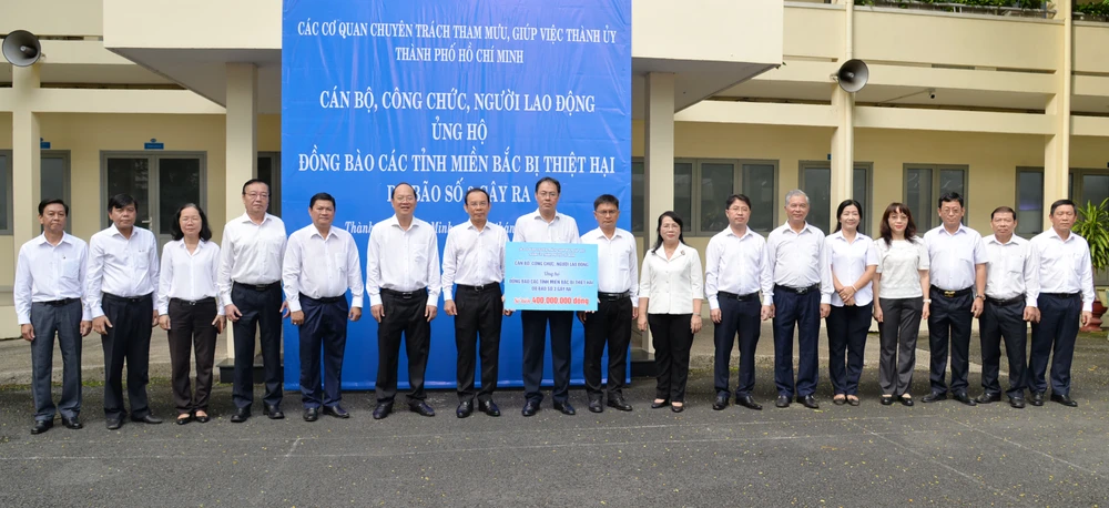 Các cơ quan chuyên trách, tham mưu, giúp việc Thành ủy TP.HCM ủng hộ đồng bào miền Bắc sau bão số 3 -thanh-uy-tphcm-quyen-gop-ung-ho-bao-so-3-yagi2.JPG