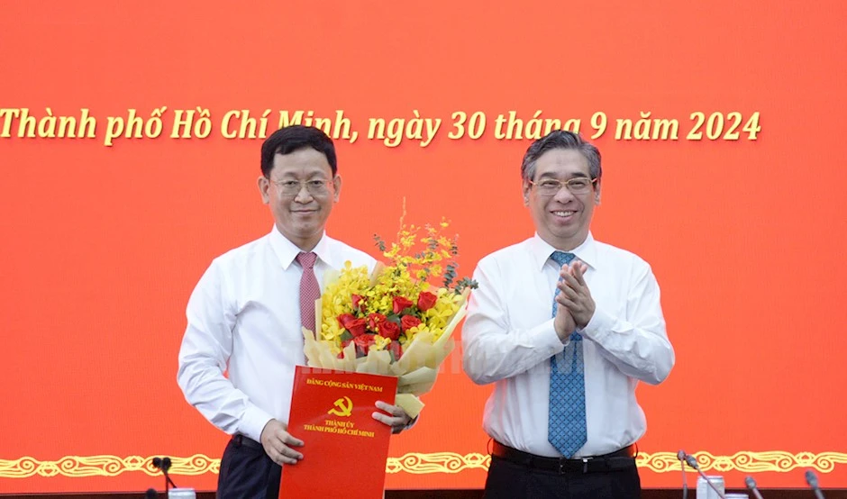 Phó Bí thư Thành ủy TP.HCM, Chủ tịch Ủy ban MTTQ Việt Nam TP.HCM Nguyễn Phước Lộc trao Quyết định cho ông Trần Quốc Trung. Ảnh: Web Thành ủy TP.HCM