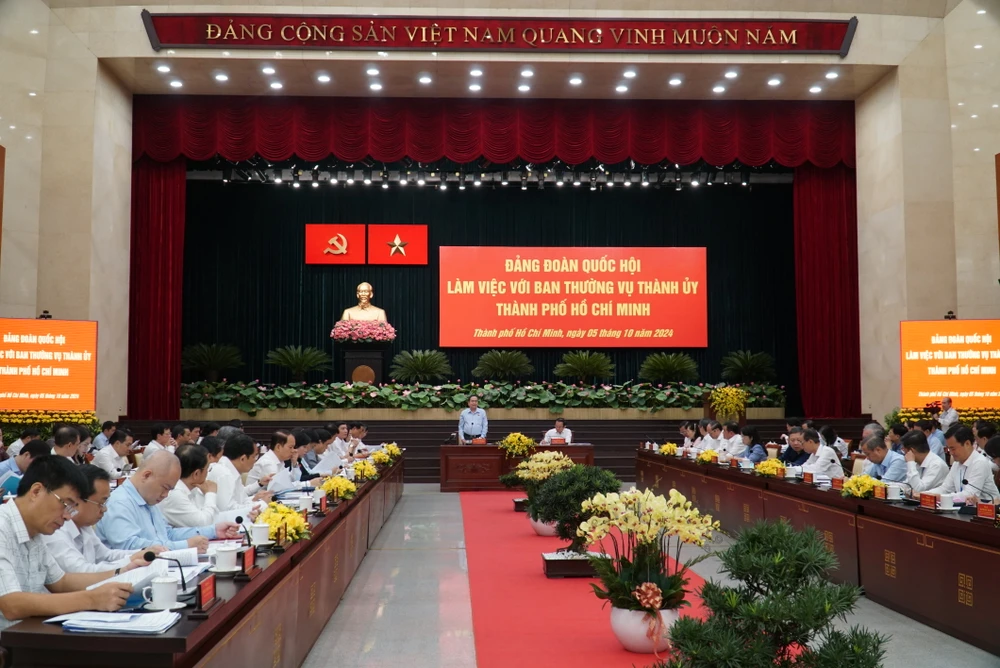 Vì sao thu ngân sách TP.HCM giảm so với Hà Nội?-chu-tich-quoc-hoi-lam-viec-voi-thanh-uy-tphcm (2).JPG